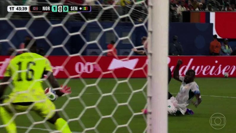 Noruega abre o placar aos 42 do 1º tempo com Pedersen após falha de Koulibaly