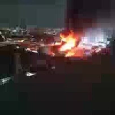 Incêndio de grandes proporções atinge galpão na Lapa, SP