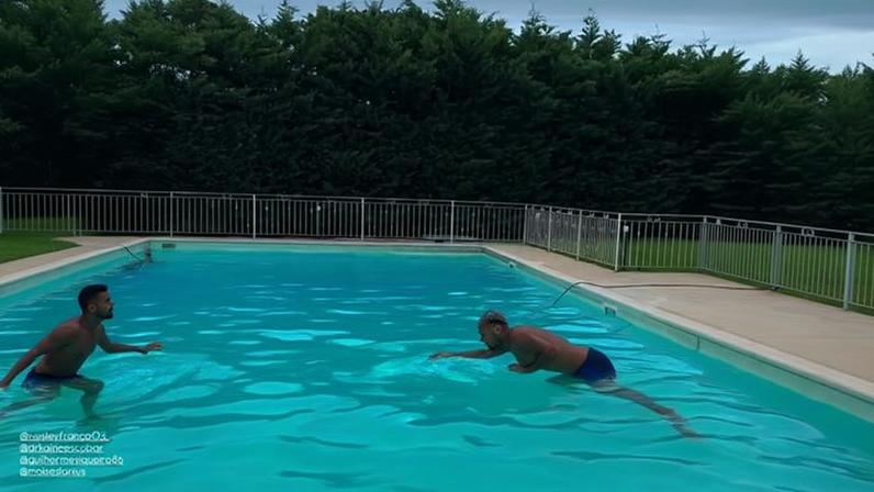Cortado da Seleção, Wesley faz exercícios com a bola na piscina e no campo