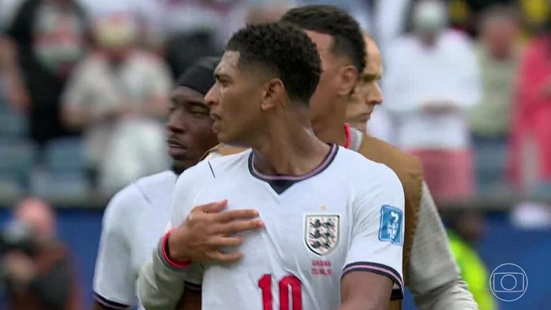 Carlos Queiroz e Bellingham discutem em intervalo de Inglaterra x Gana — Foto: Getty Images
