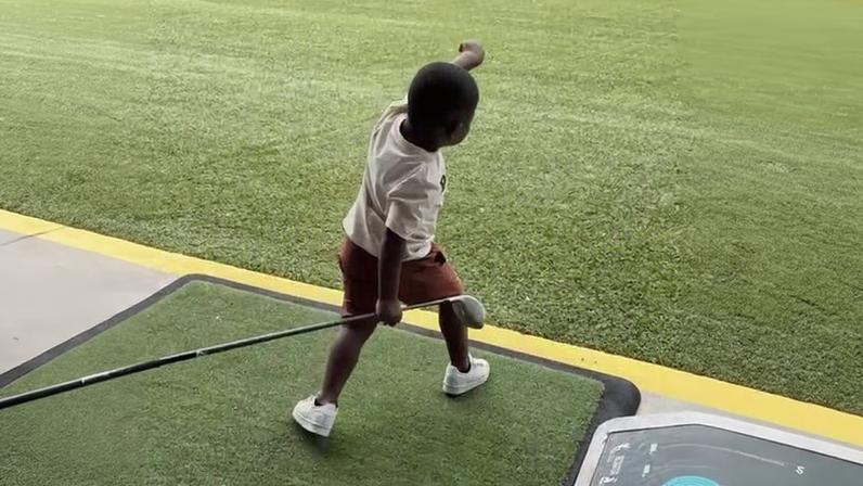Irmão de Yamal viraliza tentando jogar golfe