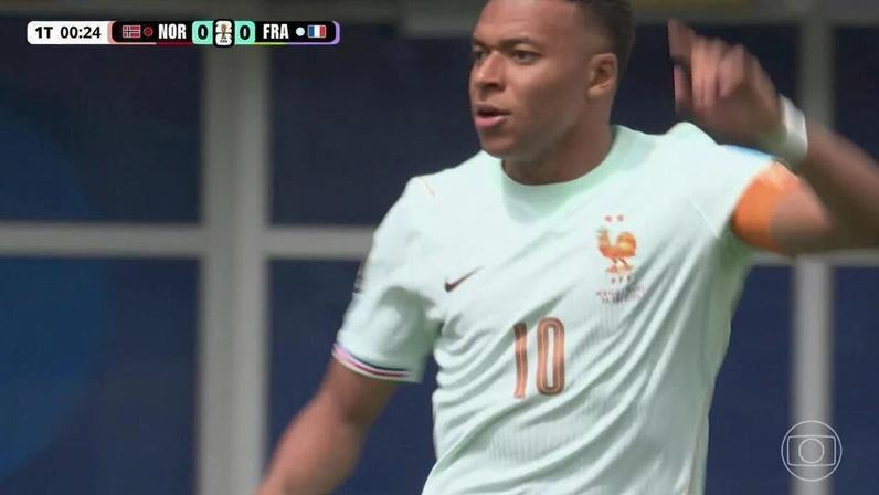 França x Noruega: Mbappé defende chute de dentro da área aos 22 segundos do 1º tempo