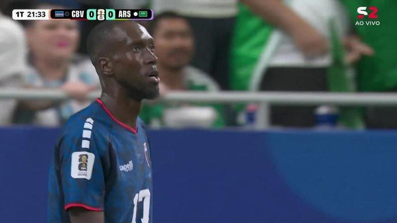 Chute de dentro da área defendido por Willy Semedo aos 21' do 1º tempo