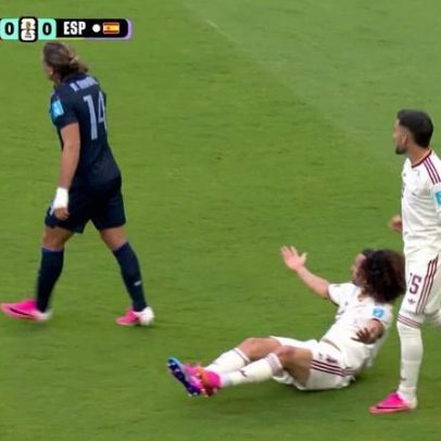 Canobbio derruba Cucurella e arbitragem manda jogo seguir