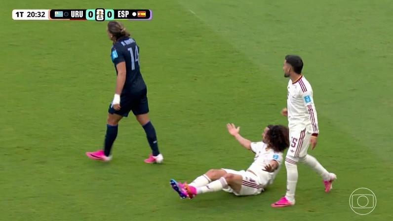 Canobbio derruba Cucurella e arbitragem manda jogo seguir