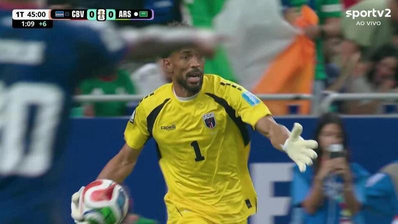Aos 46 min do 1º tempo, cabeceio defendido por Kanno contra Cabo Verde