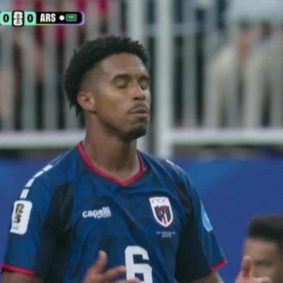 Lenini erra chute de fora da área aos 4 min do 2º tempo contra Arábia Saudita