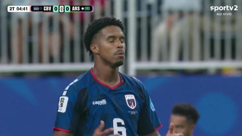 Lenini erra chute de fora da área aos 4 min do 2º tempo contra Arábia Saudita