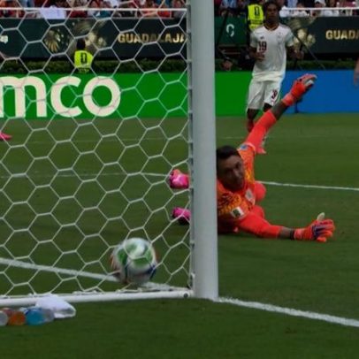 Jornais destacam falha de Muslera na derrota do Uruguai para a Espanha