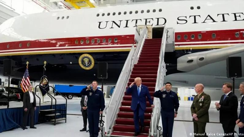 Trump na scada do novo avião dentro de um hangar na Base de Andrews