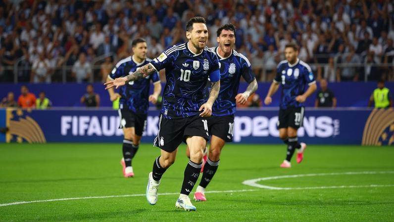 Messi, de falta, amplia para a Argentina