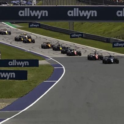 Russell larga na liderança, Leclerc e Hamilton vêm logo em sequência