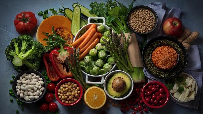 Descubra como combater a névoa mental e melhorar a concentração através de alimentos que protegem o cérebro e a memória