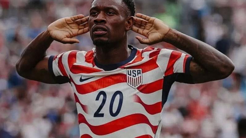 Folarin Balogun (número 20), filho de nigerianos, comemora um gol contra o Panamá –