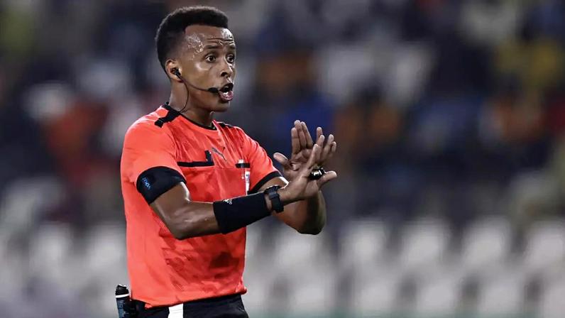 Juiz somali Omar Abdulkadir Artan durante Copa Africana de Nações, em 23 de janeiro de 2024.