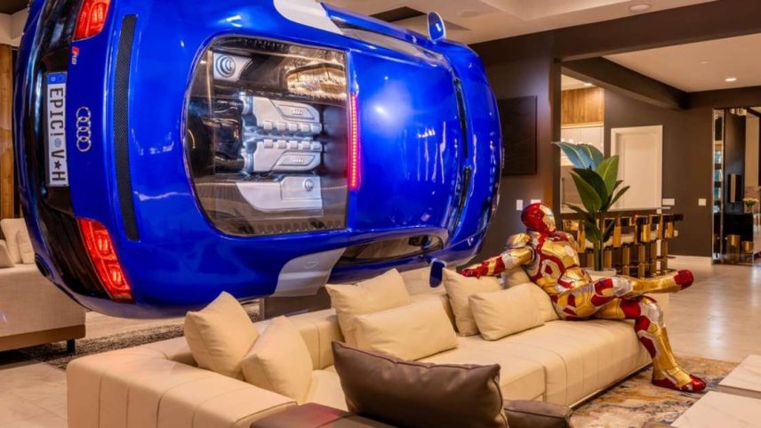Carro na sala, T-Rex e cinema com fogos: mansão onde Virginia está custa mais de R$ 100 mil por semana —