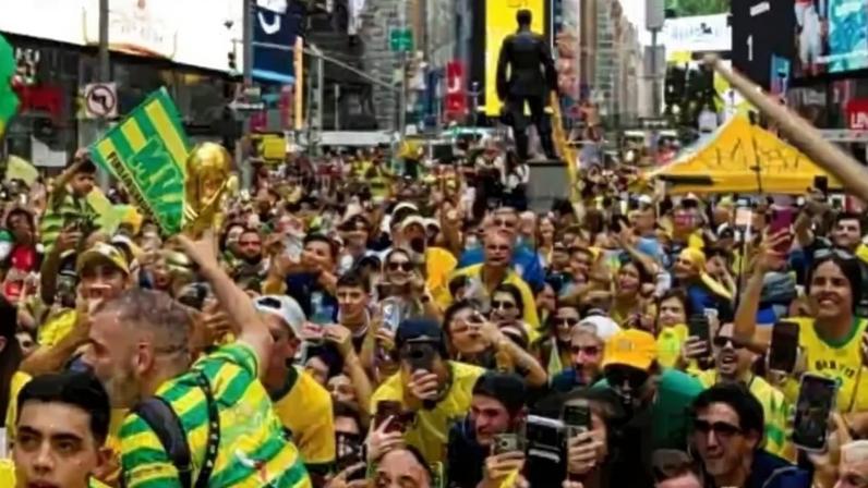 Movimentação intensa toma conta da Times Square durante a Copa do Mundo