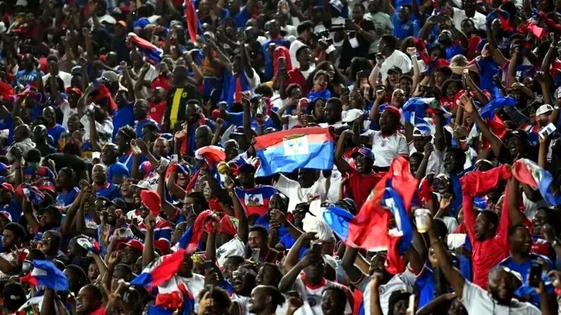 Torcedores haitianos comemoram um gol durante um amistoso contra a Nova Zelândia no Inter Miami CF Stadium, em Fort Lauderdale, em 2 de junho de 2026.