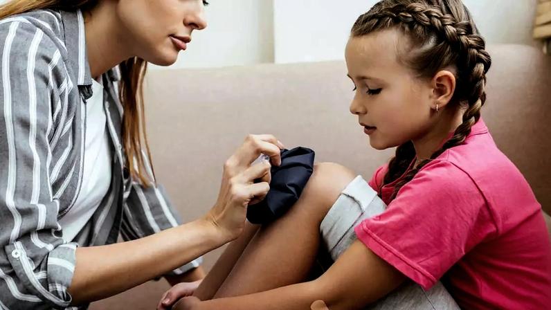 Cerca de três em cada dez crianças e adolescentes brasileiros relatam ou já relataram dores intensas nas costas, pernas, músculos ou articulações, mesmo sem terem sofrido quedas, pancadas ou qualquer lesão aparente – depositphotos.com / IgorVetushko