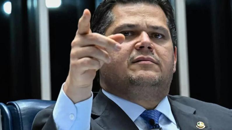 O presidente do Senado, Davi Alcolumbre, disse ter sido 'atacado e ofendido' por não ler requerimento de criação de CPI do Master