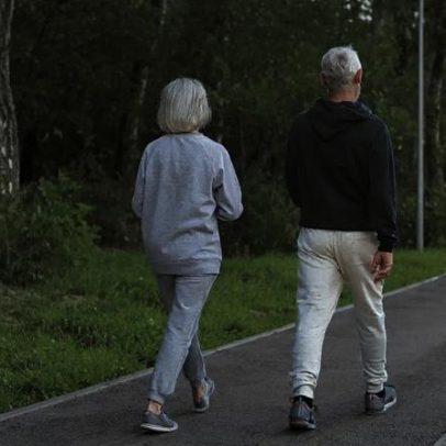 Rucking: caminhada com peso melhora saúde e vira tendência acessível