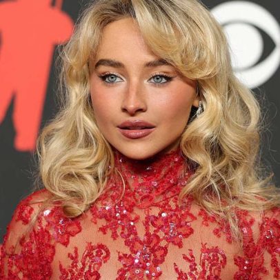 Sabrina Carpenter obtém restrição de cinco anos após depoimento de perseguidor