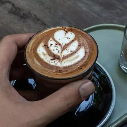 Cappuccino proteico com poucos ingredientes conquista praticidade