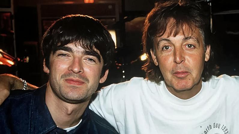 Noel Gallagher, do Oasis, e Paul McCartney, dos Beatles, em 1995