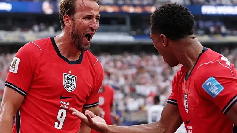 Harry Kane em disputa de bola com jogador panamenho na Copa do Mundo –