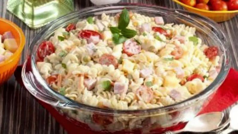 Salada de Macarrão prática, versátil e saborosa