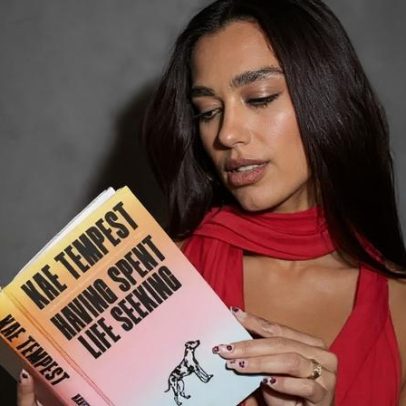 Dua Lipa abre biblioteca com 100 livros censurados; autora brasileira é escolhida