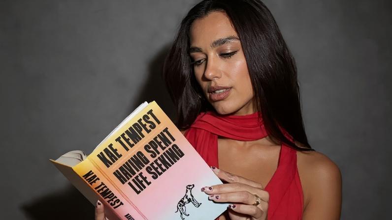 Dua Lipa inaugura a Biblioteca Manifesto, com mais de 100 livros censurados; brasileira Conceição Evaristo abrirá o acervo