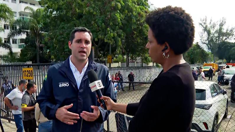 O prefeito Eduardo Cavaliere no local da queda dos helicópteros — Foto: Reprodução/GloboNews