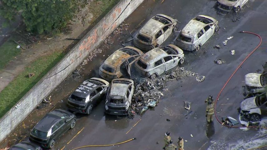 Outro helicóptero explodiu e incinerou carros — Foto: Reprodução/TV Globo