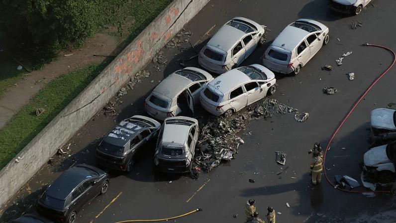 Outro helicóptero explodiu e incinerou carros — Foto: Reprodução/TV Globo