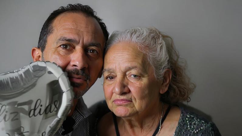 Manoel Gomes e a mãe.