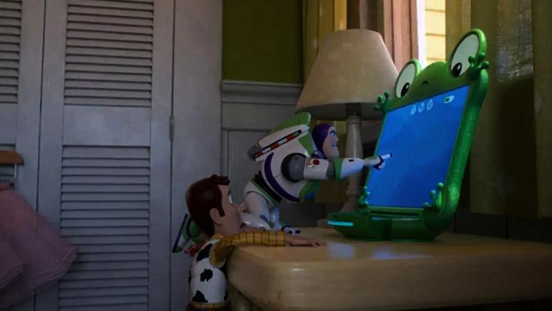 Toy Story 5 traz Woody com calvície e a ameaça de Lilypad, um tablet infantil que se torna o brinquedo favorito de Bonnie