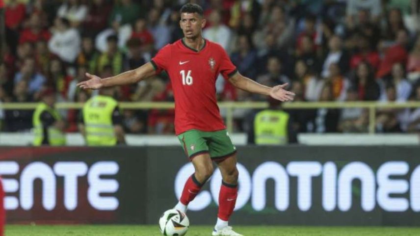 Matheus Nunes em ação com a camisa de Portugal –