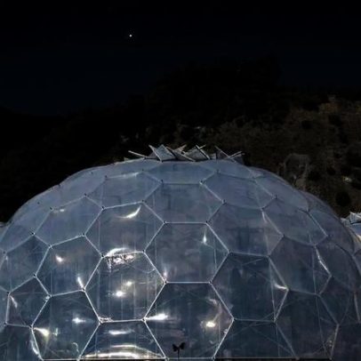 Projeto na Inglaterra transforma mina abandonada em cúpulas hexagonais