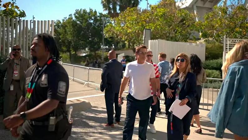 Brad Pitt chega ao estádio para assistir a Estados Unidos x Paraguai pela Copa do Mundo –