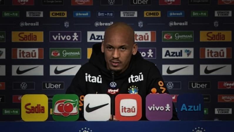 Fabinho durante a coletiva de imprensa da Seleção Brasileira –