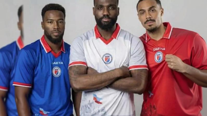 Camisa do Haiti tem estampada um fato histórico que colaborou para a independência do País, no início do século 19 – Divulgação/FHF.