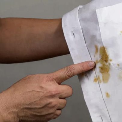 Guia simples para remover manchas de molho de tomate de camisas brancas em casa