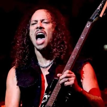 Kirk Hammett cai do palco durante show do Metallica em Dublin