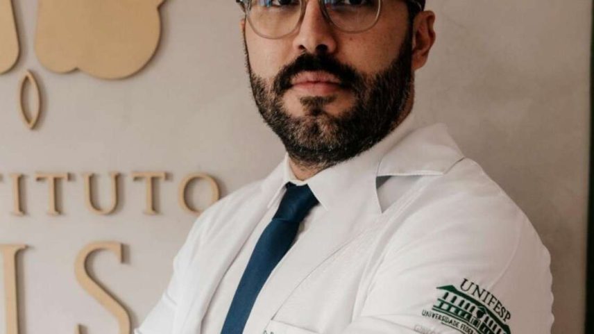 No consultório, o ginecologista do esporte Pedro Porto busca alertar pacientes contra a desinformação nas redes