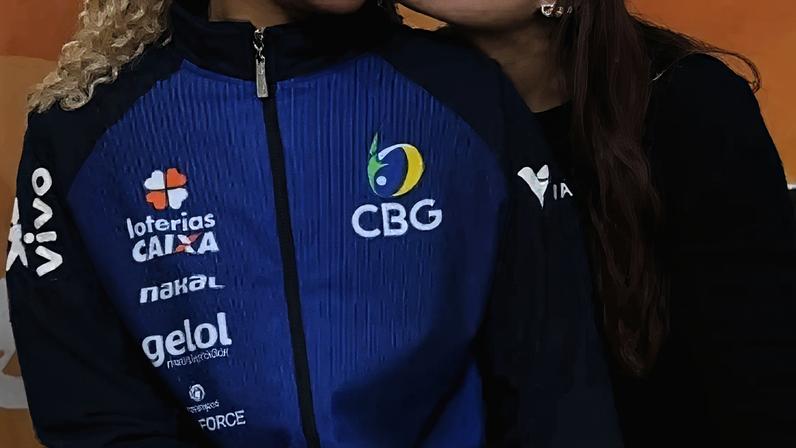 Rebeca Andrade com amiga