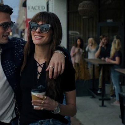 Nicholas Galitzine e Anne Hathaway em romance no filme disponível no streaming