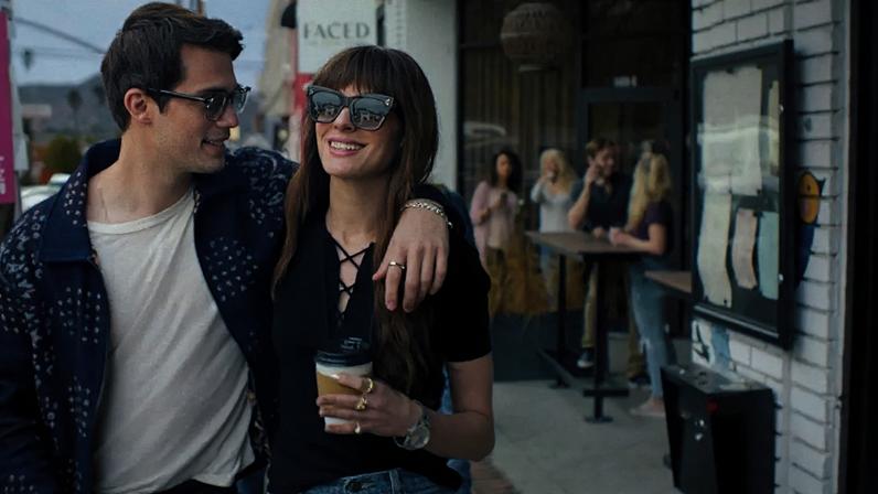 Nicholas Galitzine e Anne Hathaway em romance no filme disponível no streaming