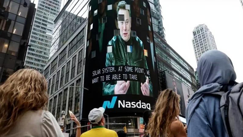 Uma transmissão ao vivo mostra o diretor-executivo da SpaceX, Elon Musk, no dia da oferta pública inicial (IPO) da empresa na Nasdaq MarketSite, em Nova York, Estados Unidos, em 12 de junho de 2026.