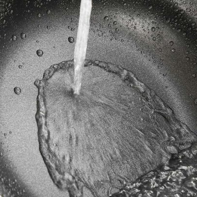 A ciência de usar gelo na frigideira quente antes de cozinhar